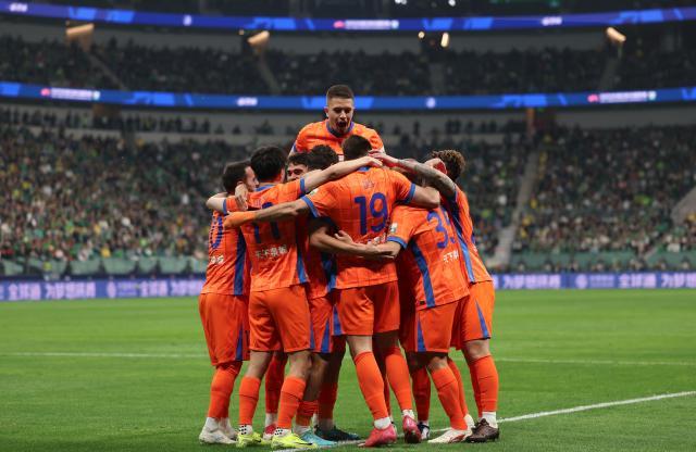 1746362720499031153.jpg (体育)(19)足球——中超:北京国安胜山东泰山XxjpseC007538_20250419_PEPFN0A001.jpg